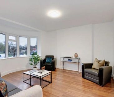 3 bedroom house in London - Photo 2