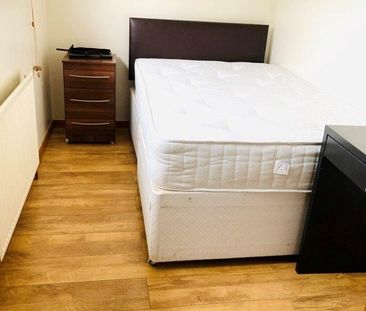 3 Bed End Terrace, Dupont Road, SW20 - Photo 5