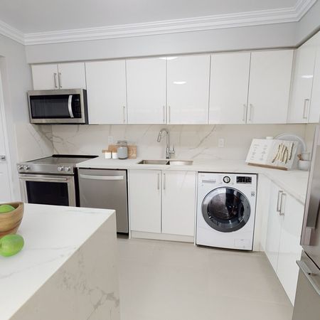 SPACIOUS 1 BED/ 1 BATH APARTMENT IN MIDTOWN TORONTO - Photo 4