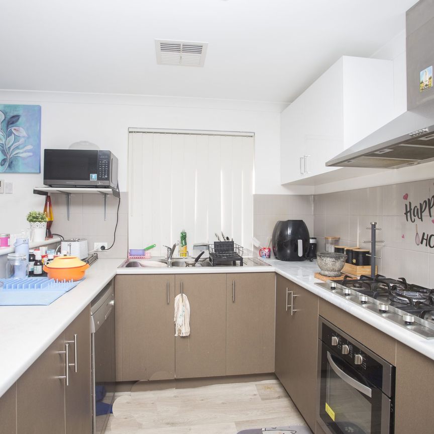 Modern Family Comfort in the Heart of Brabham. Freshly Painted! Near to the Primary School! - Photo 1