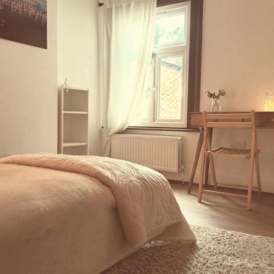 Good size charming bedroom in Harrow few minutes from Tube - Photo 1