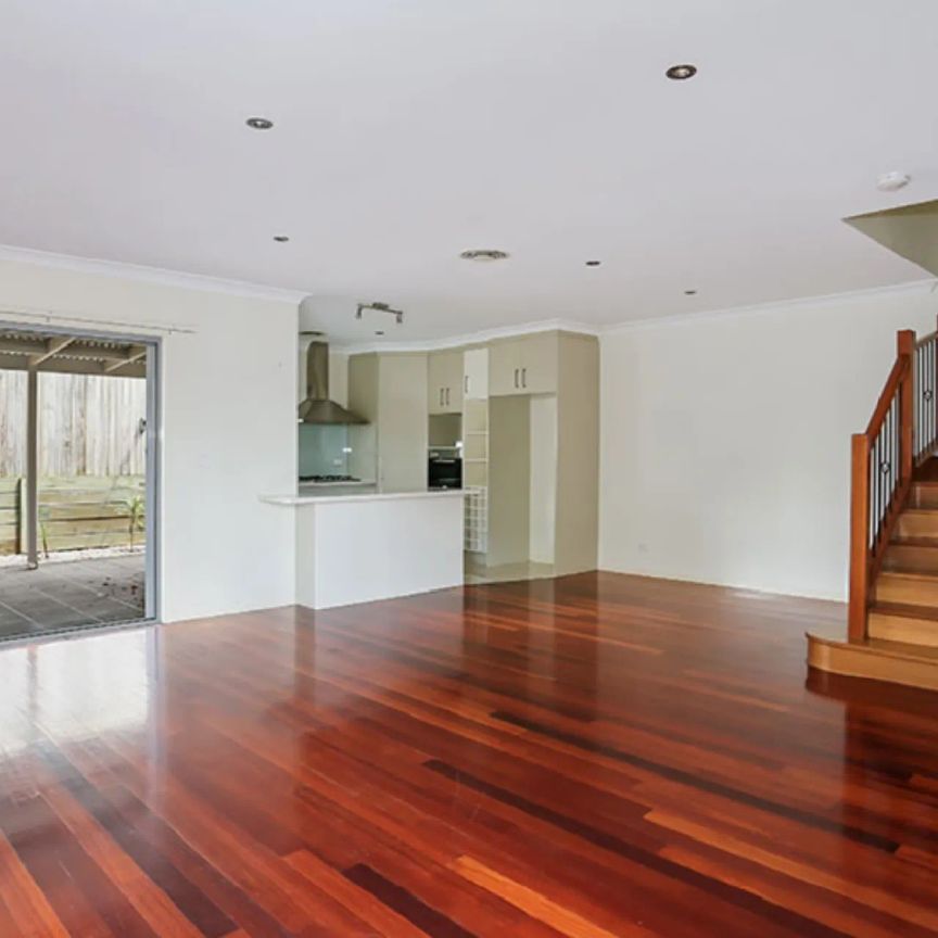 Spacious and Airy LIving in Heart of Kangaroo Point! - Photo 1