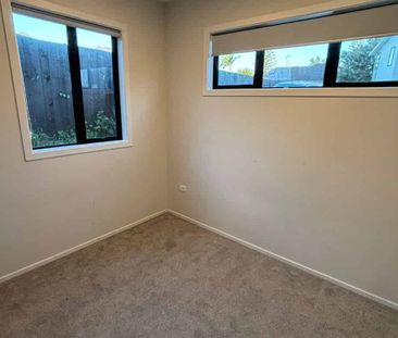 Modern 3 Bedroom Townhouse - Photo 2