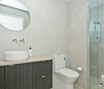 AVAILABLE SOON - LUXURY Unfurnished 2 bed 2 bath 1 Basement Carpark... - Photo 4