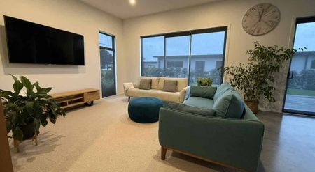 Executive three-bedroom home - Photo 4