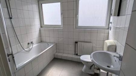 Familienwohnung: 4 Zimmer, Balkon & Parkplatz - Foto 3