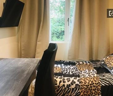 Great room in 3-bedroom apartment in Cabra, Dublin - Photo 1