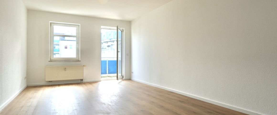 2 Zimmer • Schloßchemnitz • mit Aufzug • Einbauküche • Balkon • zur Miete • ab sofort frei • - Foto 1