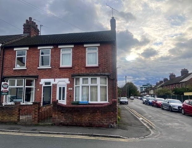 3 bedroom end of terrace house to rent - Photo 1