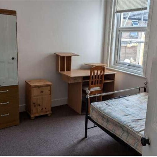 Bedroom Detached House In Charminster, BH8 - Photo 1