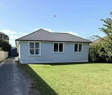 Sunny Three Bedroom Home - Photo 3