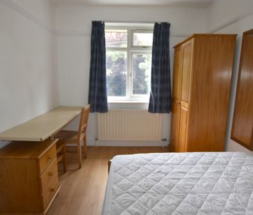 4 Bedroom Semi-Detached House - Photo 3