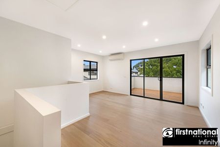 Great Location! With 2 Bedroom, 1 Bathroom & Car Space - Photo 2