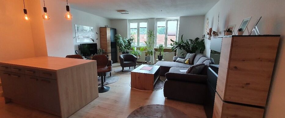 Gemütliche -helle 2 Zimmer Whg - * voll möbliert* Stellplatz * Lift - Foto 1