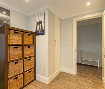 An immaculate two bedroom flat in a handsome period building on Richmond Hill. - Photo 2