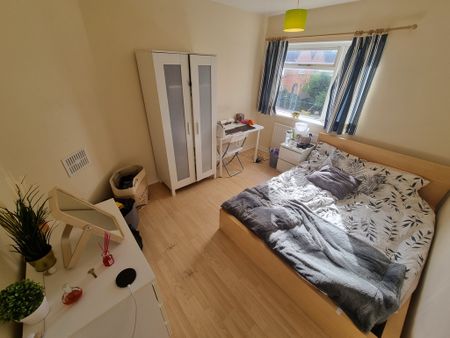 4 Bed Student Accommodation - Photo 2