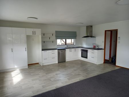 Charming 3-Bedroom Home in Prime Location! Katikati - Photo 4