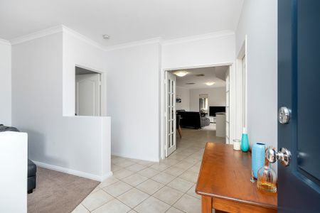 Stunning 3-Bedroom Residence in Karrinyup - Modern Design, Convenient Living! - Photo 2