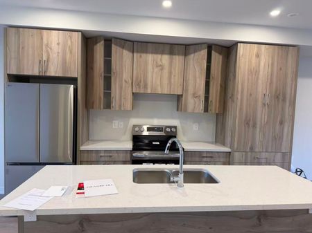 For Lease - 17 Victor Metcalf Lane, Richmond Hill, Ontario - Photo 2