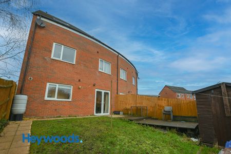 5 bed terraced house to rent in Comet Avenue, Newcastle-under-Lyme, Staffordshire - Photo 2