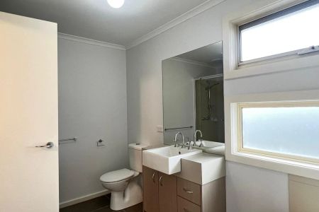 Perfectly positioned, three bedroom beauty! - Photo 5