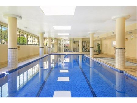 Generouly proportioned two bedroom two bathroom apartment with parking - Photo 3