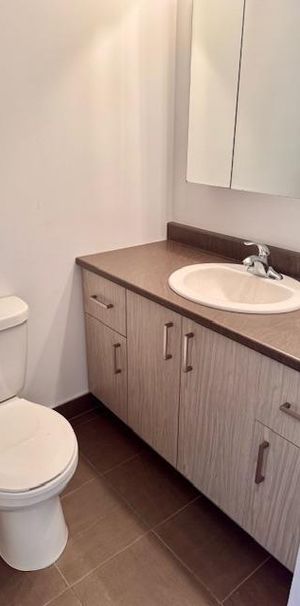 LIBRE! MAGNIFIQUE 3 1/2 TOUT BÉTON - RDC - À VOIR - Photo 1