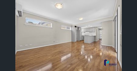 Modern 3 x 2 Low Maintenance, Great Location. - Photo 2