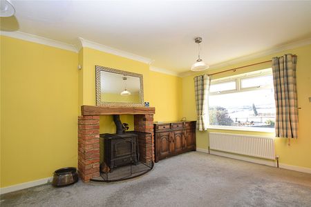 4 bed semi-detached bungalow to rent in Scalby Road, Scarborough, YO13 - Photo 2