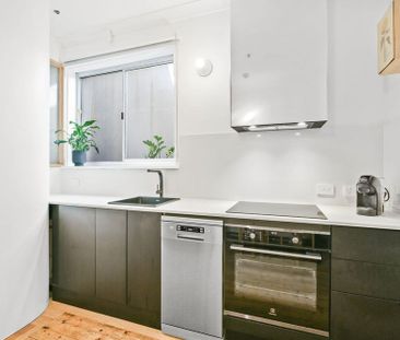 Fully Furnished Chic Art Deco Studio in the Heart of Potts Point - Photo 1