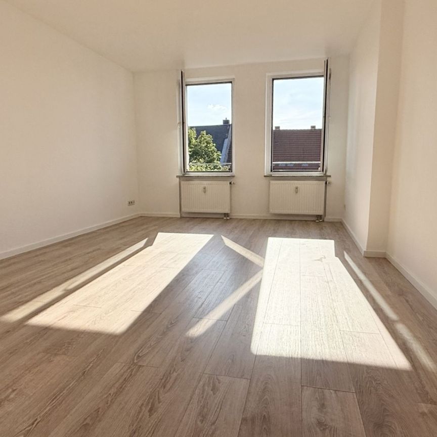 3 Zimmer • Kassberg • Balkon • schickes Laminat • Bad mit Wanne • Dachgeschoss • mal Anschauen !? - Foto 1