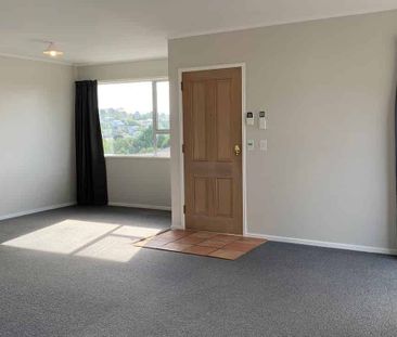 Beautiful sunny 3 bedroom home - Photo 2