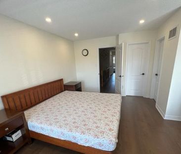 For Lease - 311 Oaktree Circle, Mississauga, Ontario - Photo 2