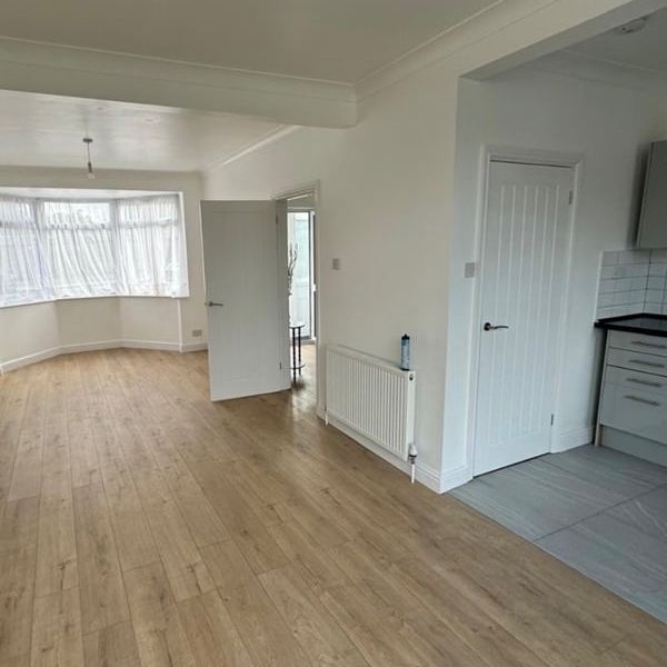 3 Bed End Terrace, Abbey Park Road, LE4 - Photo 1