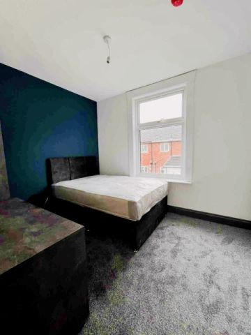 5 Beds 3 Baths - Photo 2