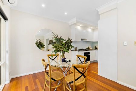 TRANQUIL TOWNHOUSE WITH CHIC RENOVATION & SUNNY COURTYARD - 140SQM ON TITLE - Photo 4