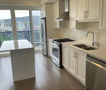 Condo Townhouse For Lease | E9039046 - Photo 2