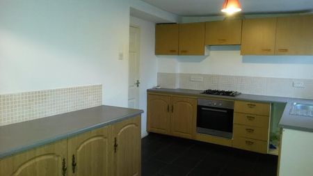 3 bedroom semi-detached house to rent - Photo 2