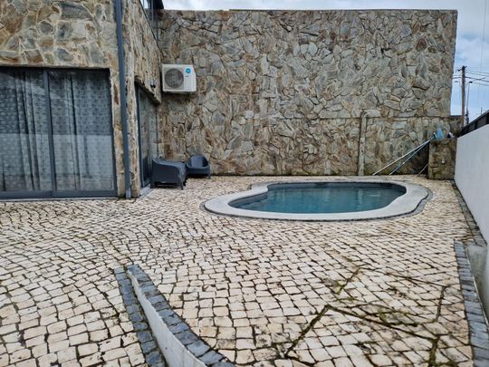 Moradia T3 remodelada com piscina e jardim para arrendamento em Alcoitão - Photo 1