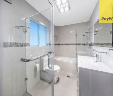 Modern 3 bedroom townhouse. Large, private, sunny courtyard. - Photo 3