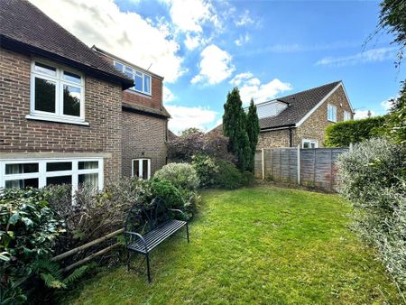 4 bedroom detached house to rent - Photo 4