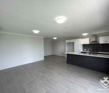 3 Bedroom Modern Home - Photo 1