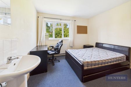 7 bedroom House To Let - Photo 3