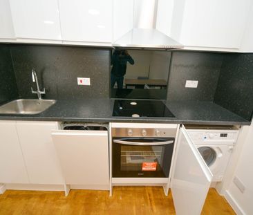 Studio Flat, Edwin Street, E16 - Photo 1