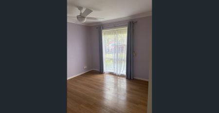 Comfortable three bedroom home with solar panels! - Photo 3