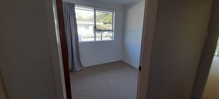 Fully fenced house with a peaceful outlook - Photo 4