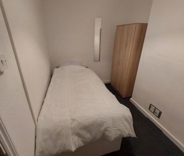 4 bedroom terraced house to rent - Photo 3