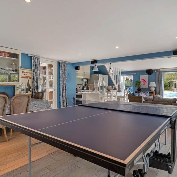 8 bedroom farm house to rent - Photo 1