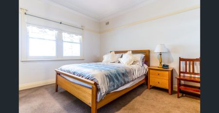 Charming Two-Bedroom Cottage – Walk to Towradgi Beach - Photo 2