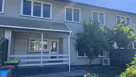 Four bedroom home available now! - Photo 4